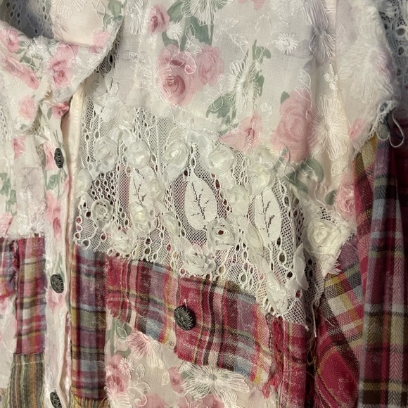 POL Lace-Trim Floral Blouse in Pink and Cream - Picture 7 of 15